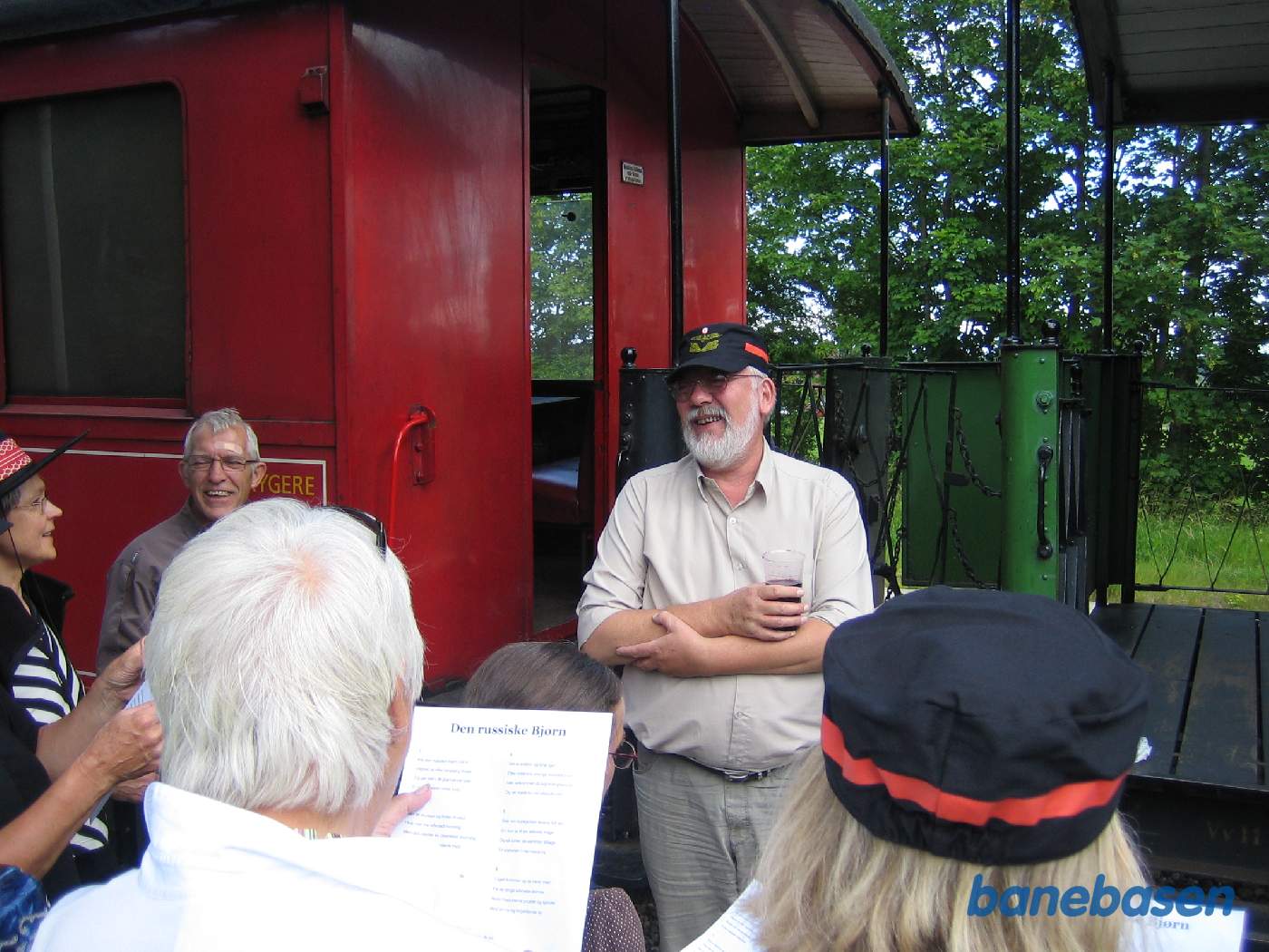 Gæsterne på perronen i Græsted med toget i baggrunden