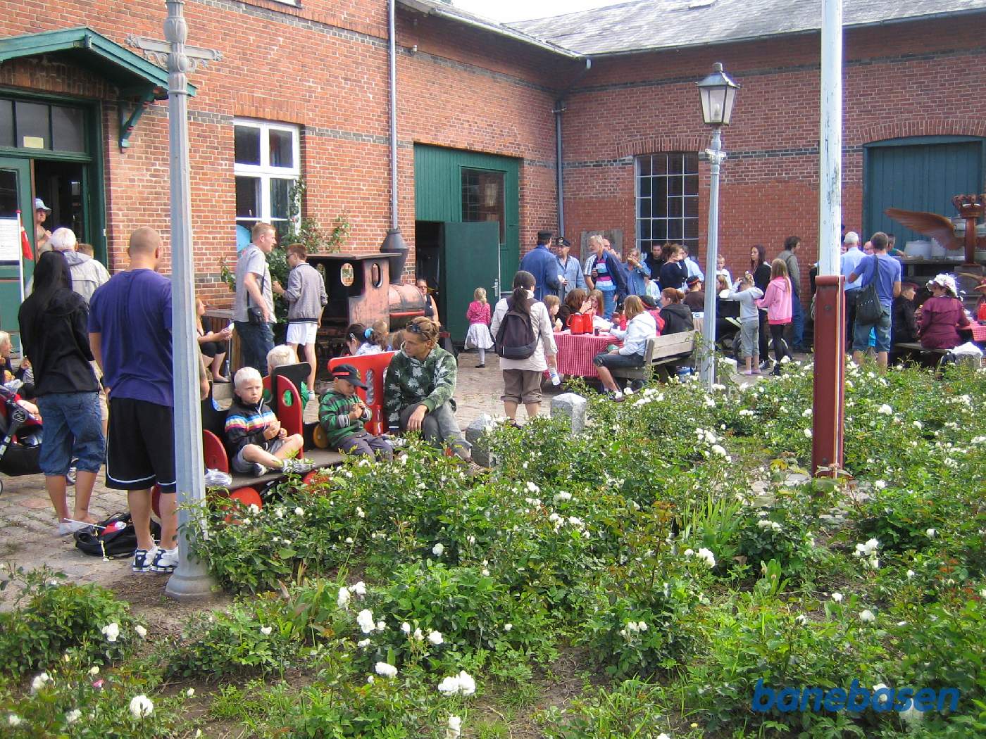 På stationens forplads var der kaffe og kage