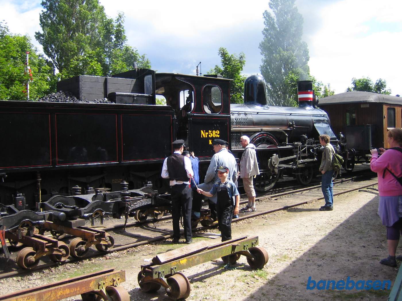 Damplokomotivet med vogne er kørt ind i spor 11 på stationsområdet Damplokomotivet med vogne er kørt ind i spor 11 på stationsområdet