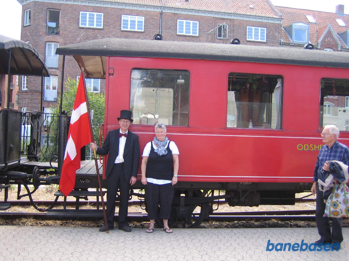 Ankommet til Grønnehave stiller 2 klubmedlemmer op, den ene med klubbens fane Ankommet til Grønnehave stiller 2 klubmedlemmer op, den ene med klubbens fane