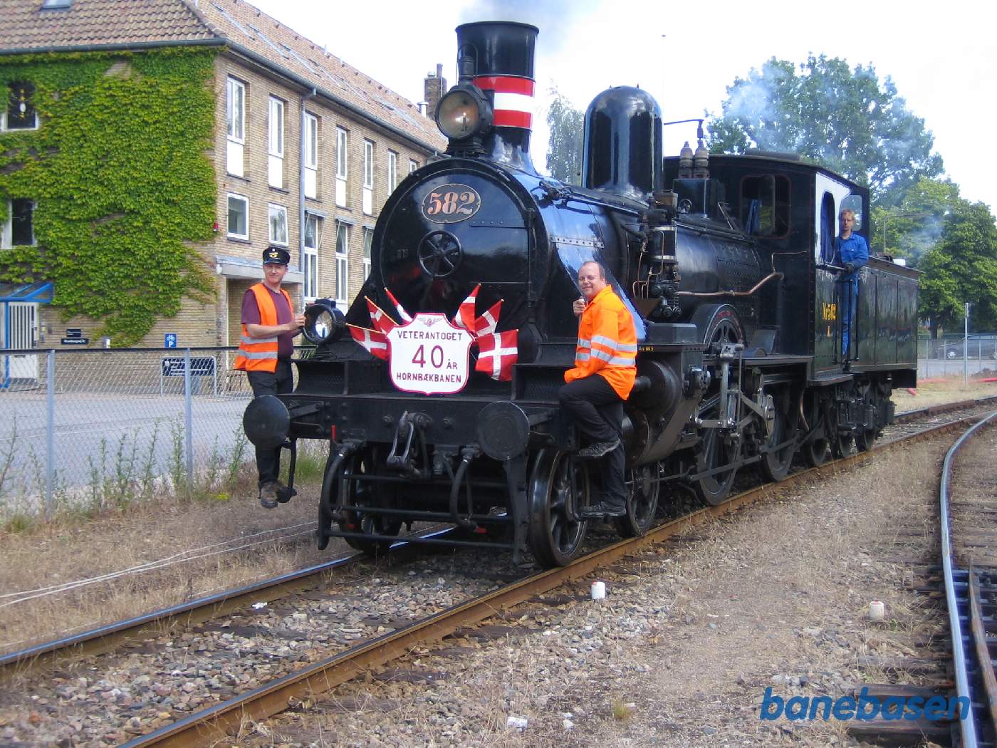 Damplokomotivet omløber vognene gennem spor 1