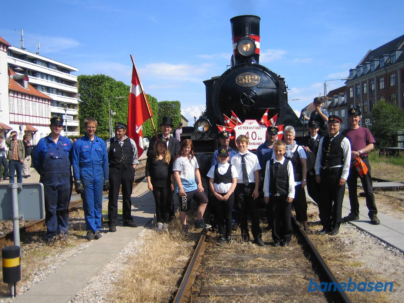 Hele holdet med fane foran damplokomotivet Hele holdet med fane foran damplokomotivet