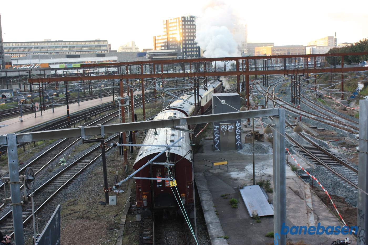 Jernbanemuseets vogne med DSB K 582 rangerer til perron