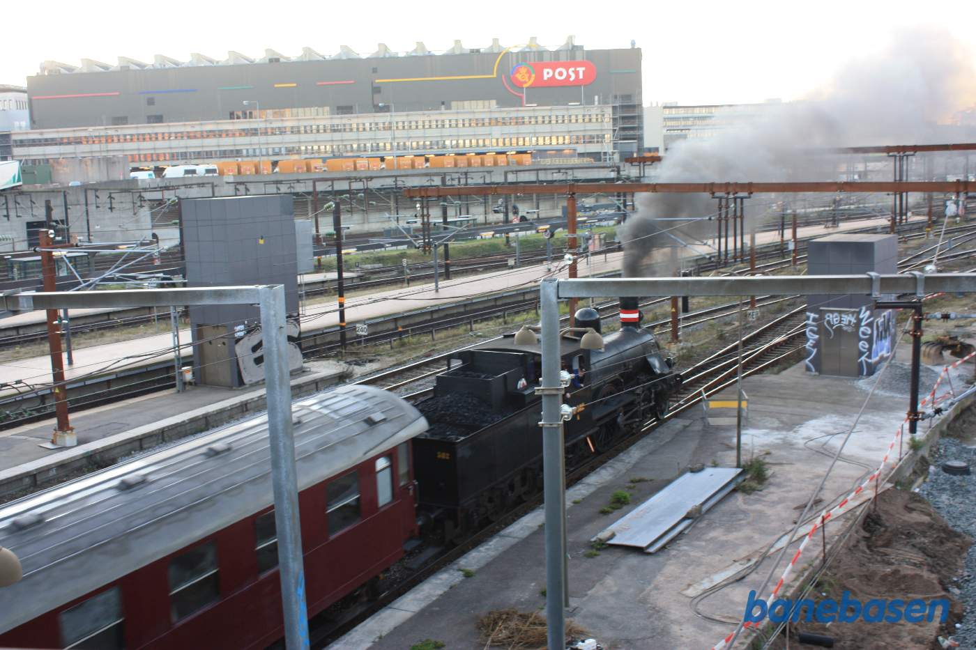 Jernbanemuseets vogne med DSB K 582 rangerer til perron Jernbanemuseets vogne med DSB K 582 rangerer til perron