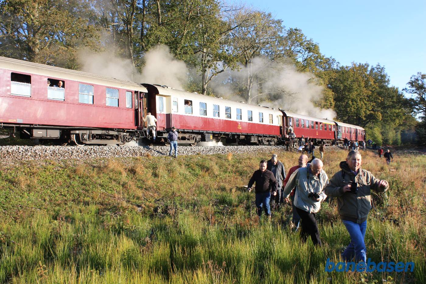 De sejeste medlemmer prøver at finde et godt fotosted mens andre er på vej op i toget igen De sejeste medlemmer prøver at finde et godt fotosted mens andre er på vej op i toget igen