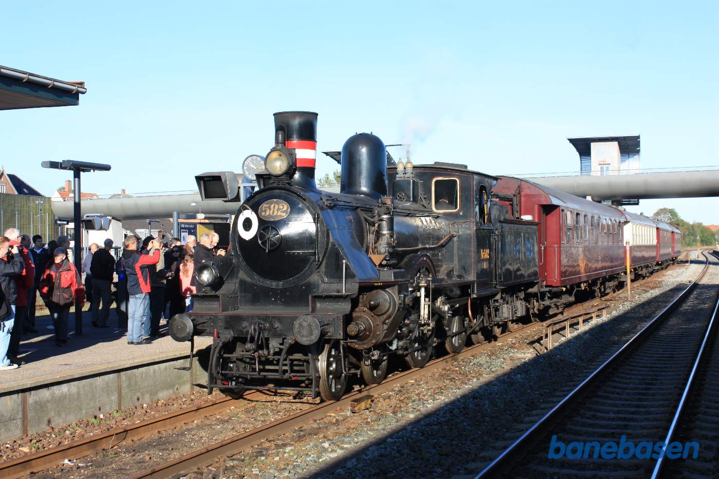 Toget er kommet til Næstved, hvor der er et kort ophold Toget er kommet til Næstved, hvor der er et kort ophold