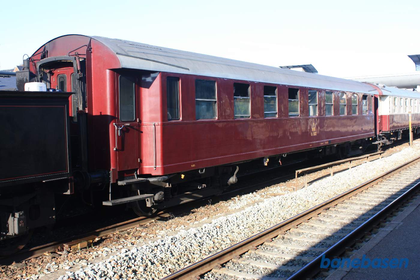 Nærbillede af den første personvogn i toget Nærbillede af den første personvogn i toget