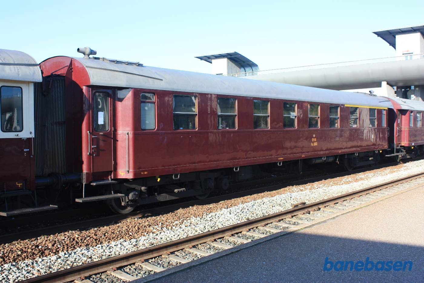 Nærbillede af den tredje personvogn i toget Nærbillede af den tredje personvogn i toget