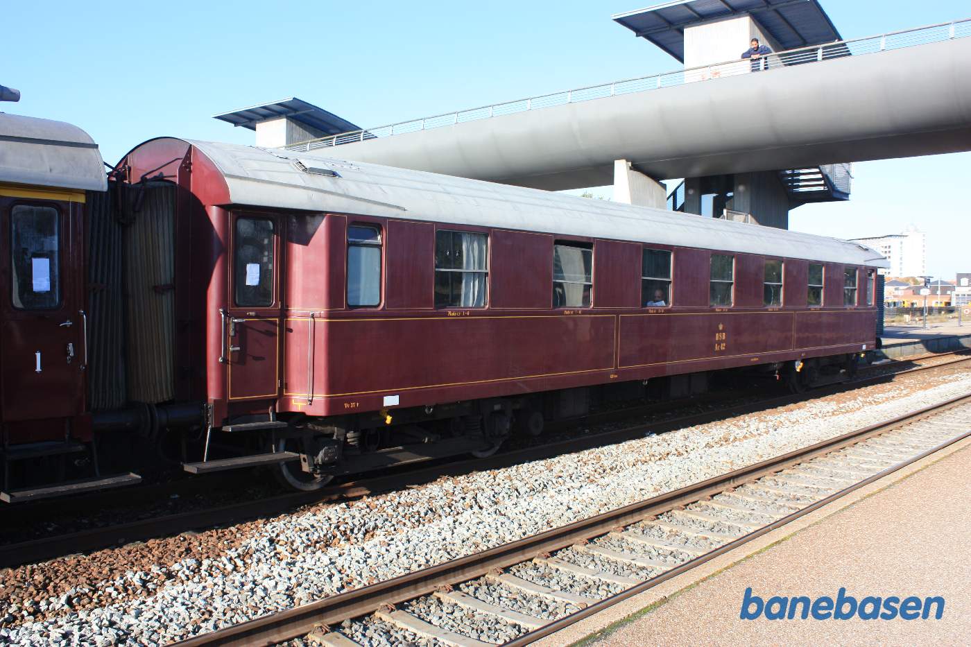 Nærbillede af den fjerde personvogn i toget Nærbillede af den fjerde personvogn i toget