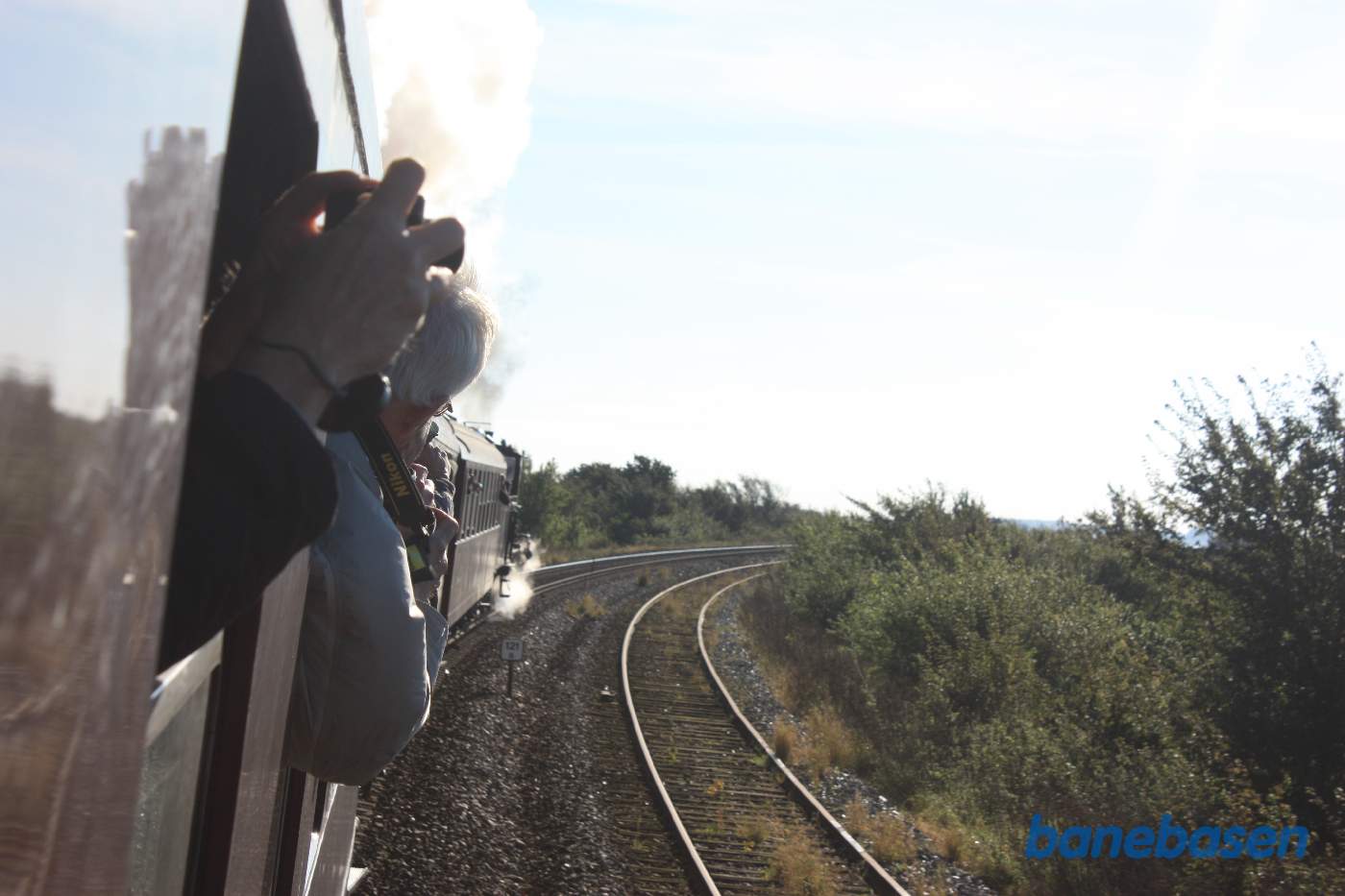 Toget på vej op ad banedæmningen til Storstrømsbroen. Sporet til højre er sidesporet på Masnedø tekniske station