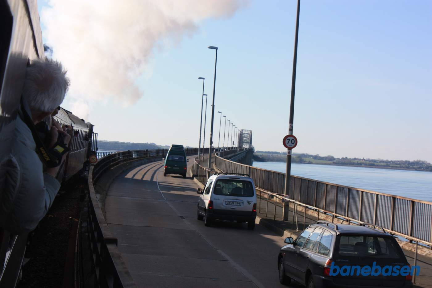 Toget på vej ud på Storstrømsbroen