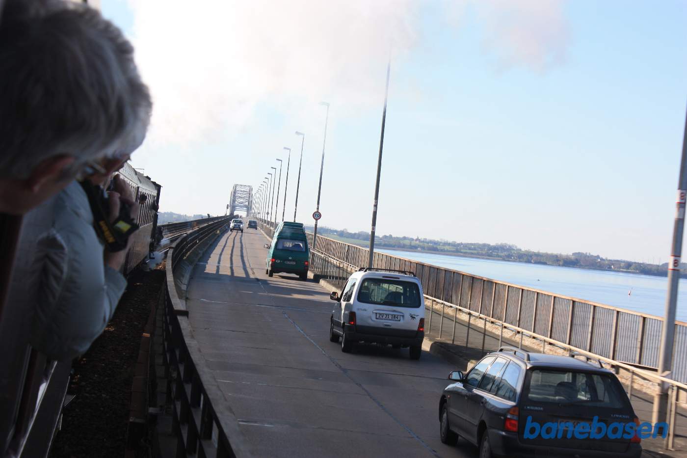 Toget på vej ud på Storstrømsbroen Toget på vej ud på Storstrømsbroen