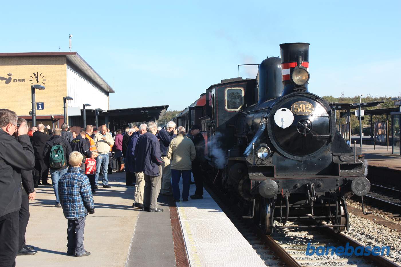Toget er ankommet til Nykøbing F og gæsterne har også her mulighed for at fotografere toget Toget er ankommet til Nykøbing F og gæsterne har også her mulighed for at fotografere toget
