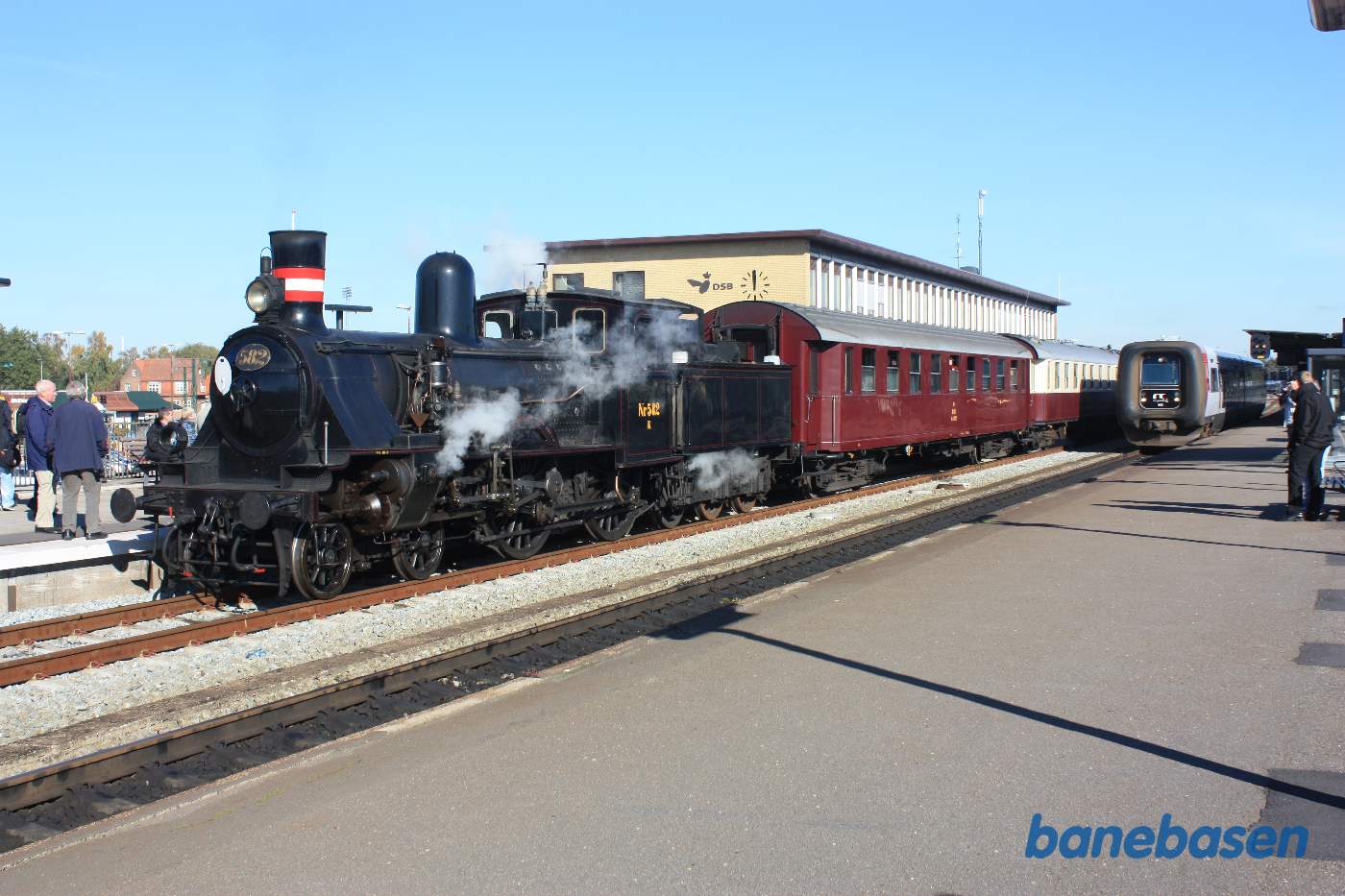 Tog fra Nakskov på vej ind i spor 2