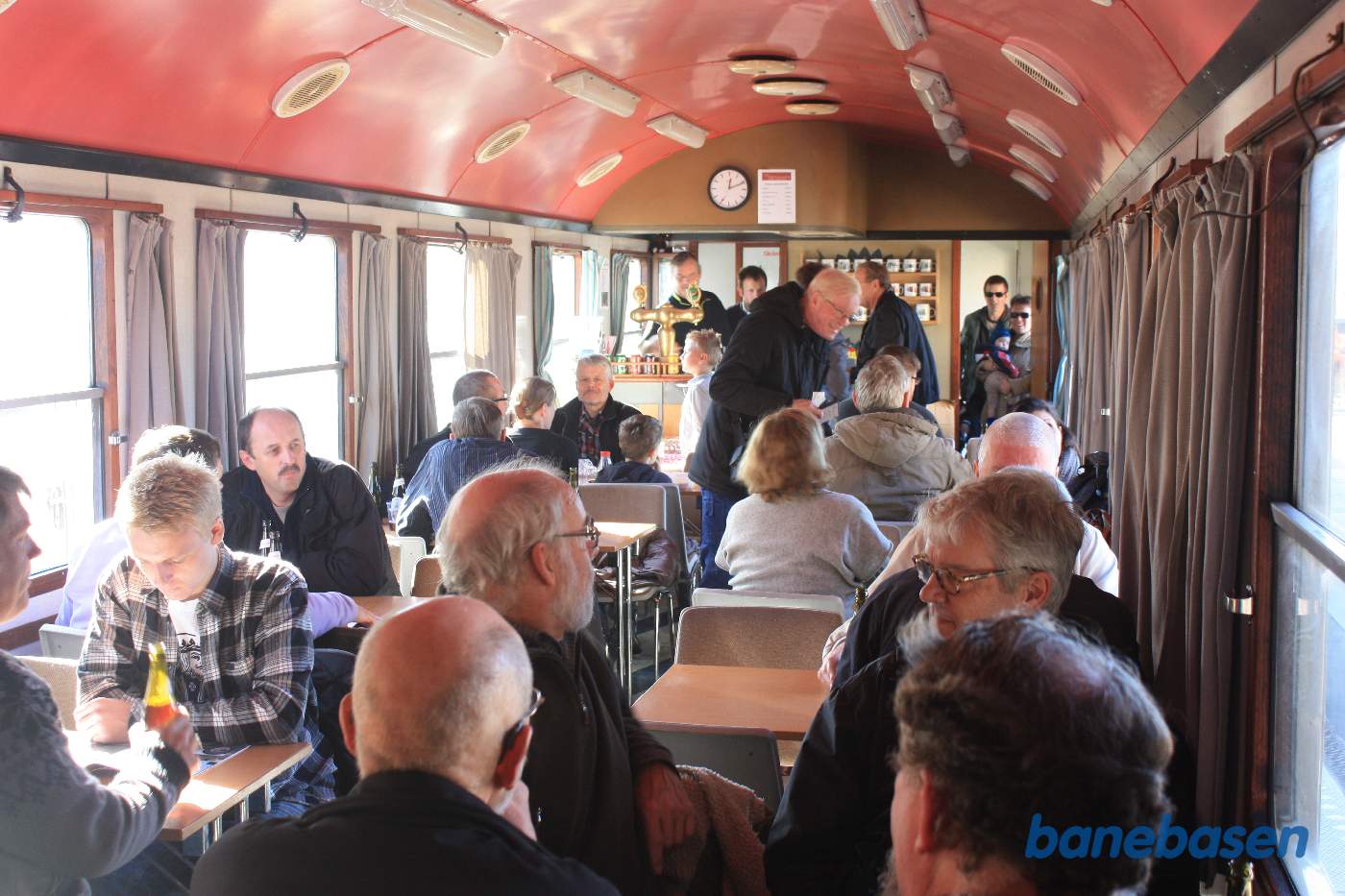 Der er altid høj stemning i en spisevogn med fadølsanlæg