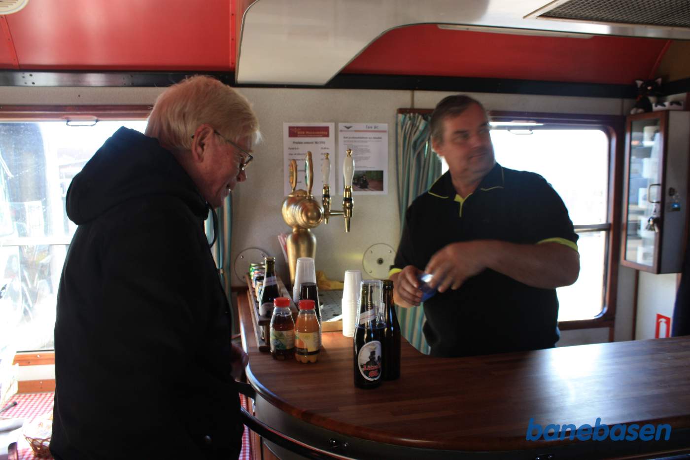 Der er altid høj stemning i en spisevogn, det er NSJK K-maskine øl der serveres