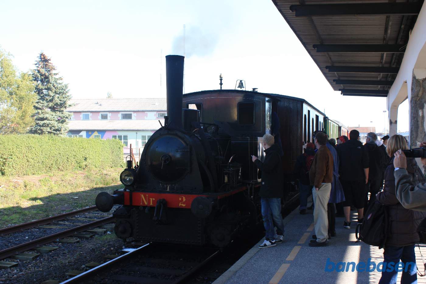 Gæsterne kigger på det lokale damplokomotiv og toget til Bandholm