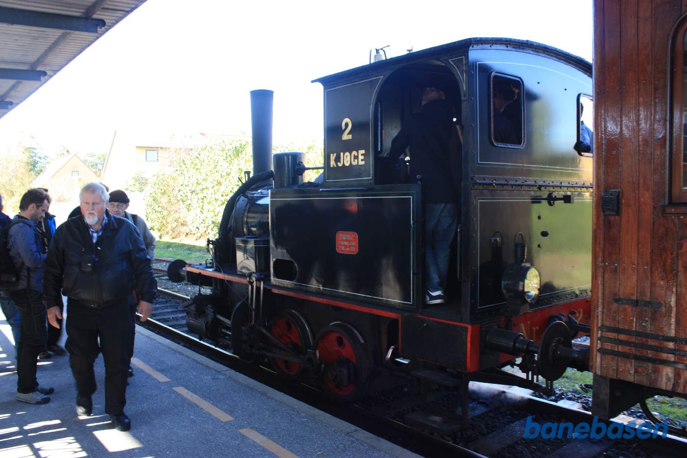 Det lille damplokomotiv set skråt bagfra