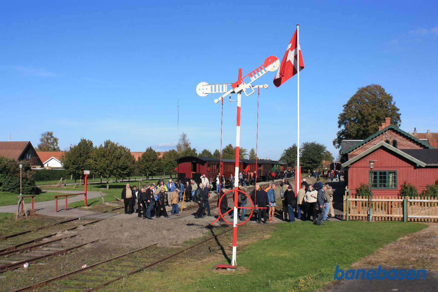 Gæsterne går over mod stationsbygningen. Det fine nyrestaurerede armsignal i forgrunden