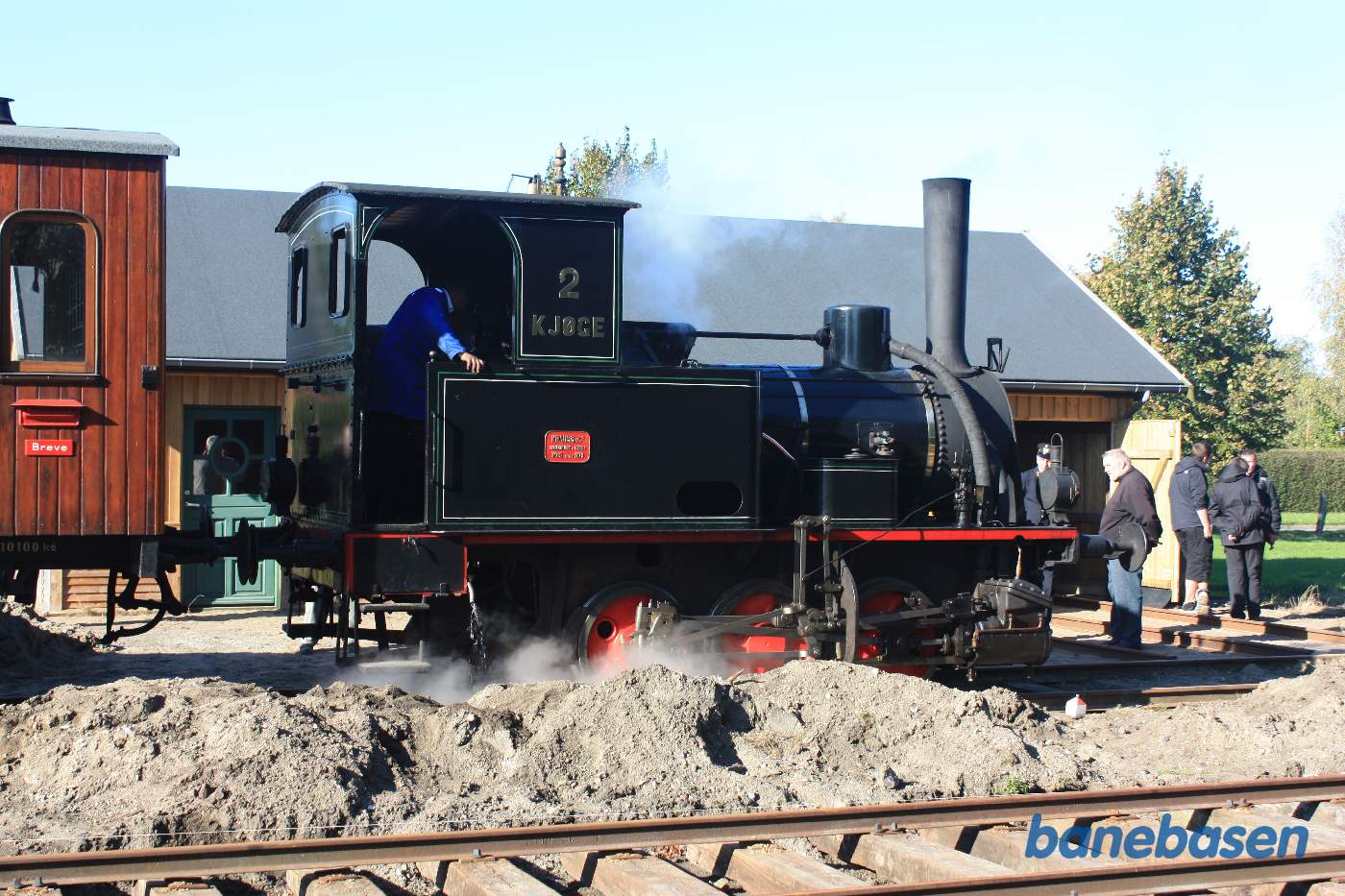 Lokomotivet er koblet fra vognene op klar til at omløbe vognene, det nye troljeskur bag lokomotivet