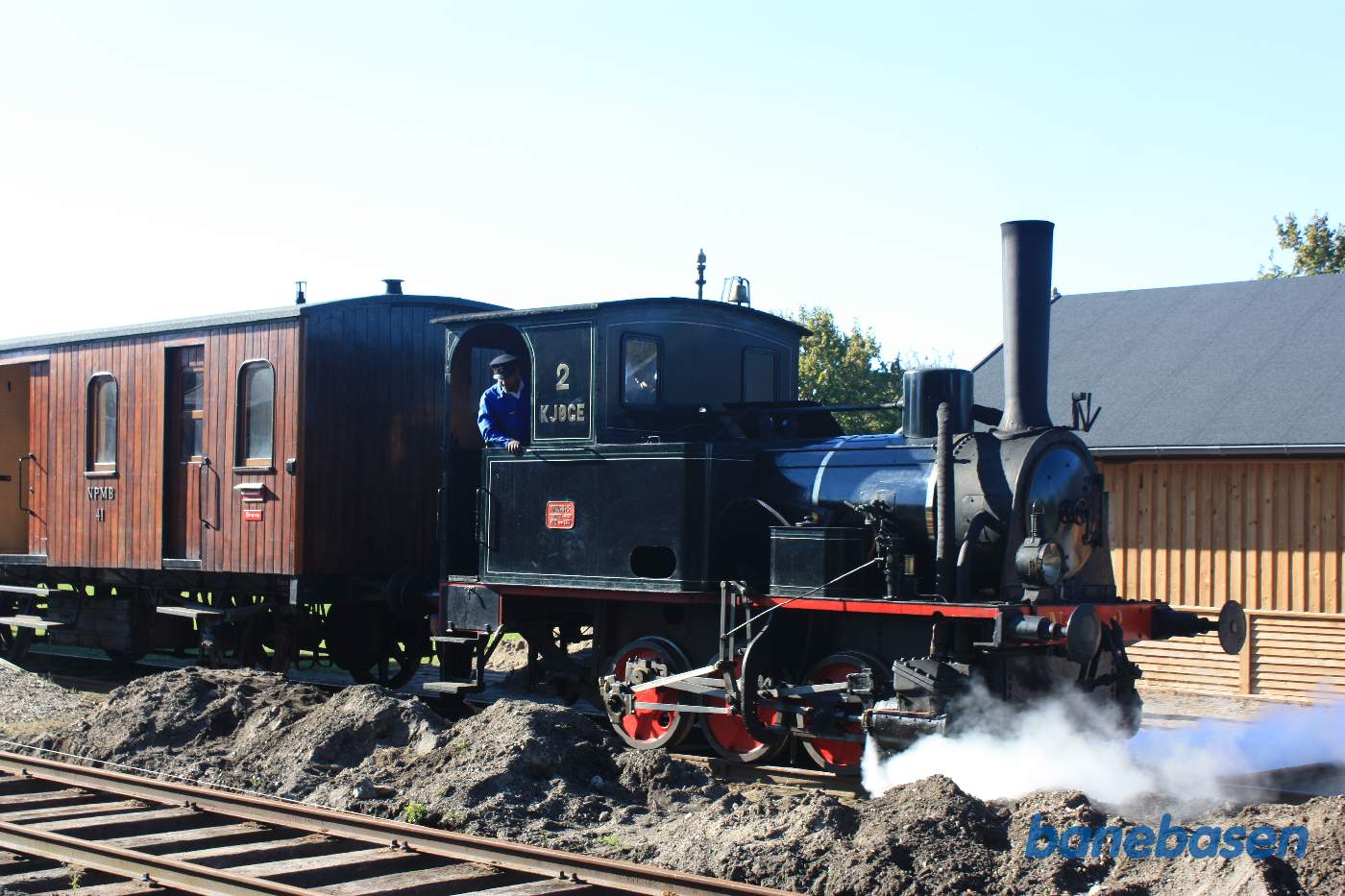 Lokomotivet er koblet fra vognene op klar til at omløbe vognene, det nye troljeskur bag lokomotivet