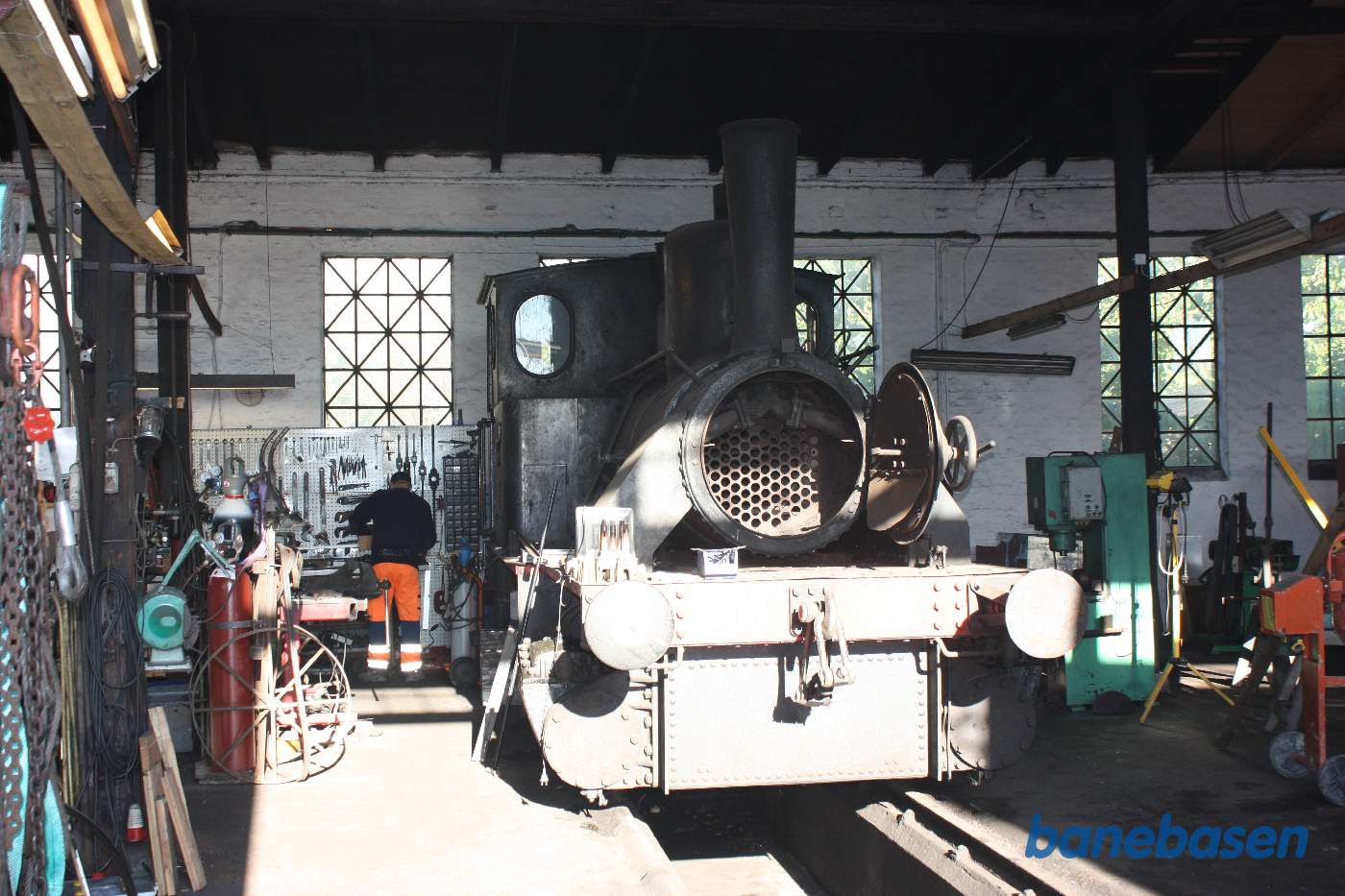 Et vue ind i værkstedet, hvor der står et andet damplokomotiv