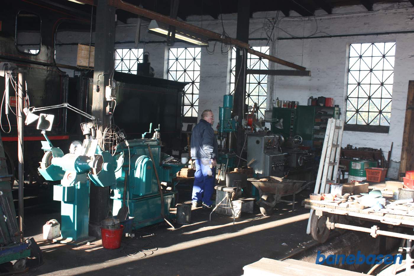 Et vue ind i værkstedet, hvor der står flere værktøjsmaskiner