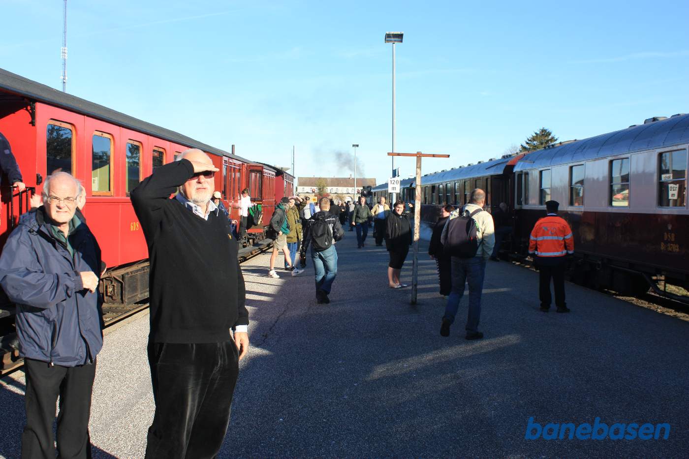 Så holder de 2 persontog ved perron, så gæsterne let kan stige om fra Bandholmbanens tog til toget til København