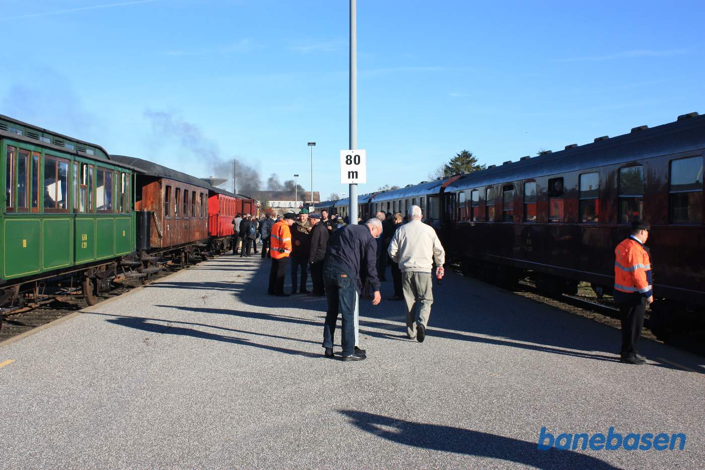 Så holder de 2 persontog ved perron, så gæsterne let kan stige om fra Bandholmbanens tog til toget til København