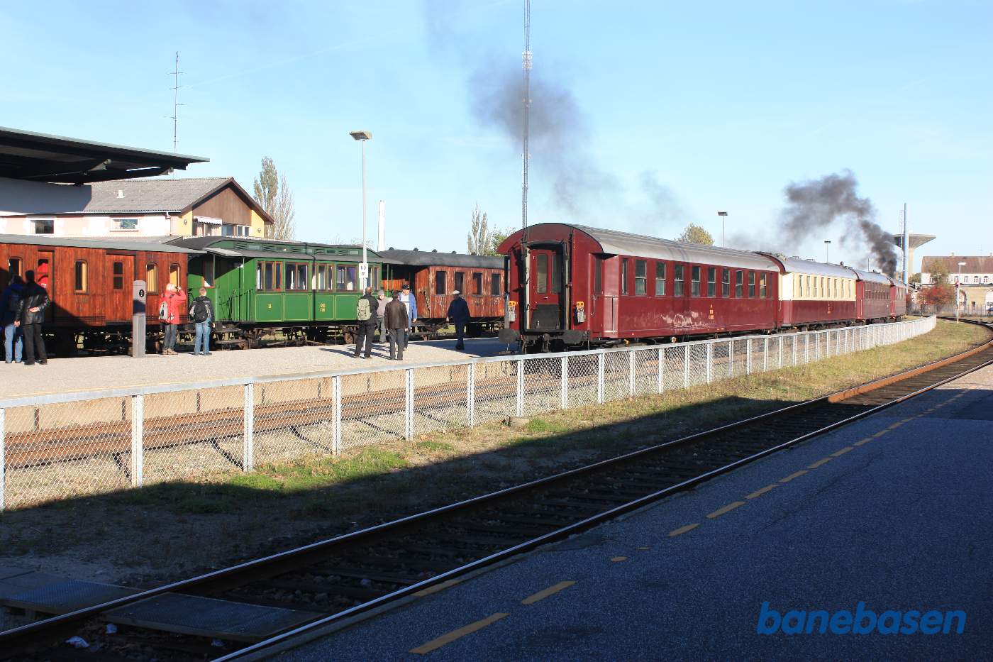 Så holder de 2 persontog ved perron, så gæsterne let kan stige om fra Bandholmbanens tog til toget til København
