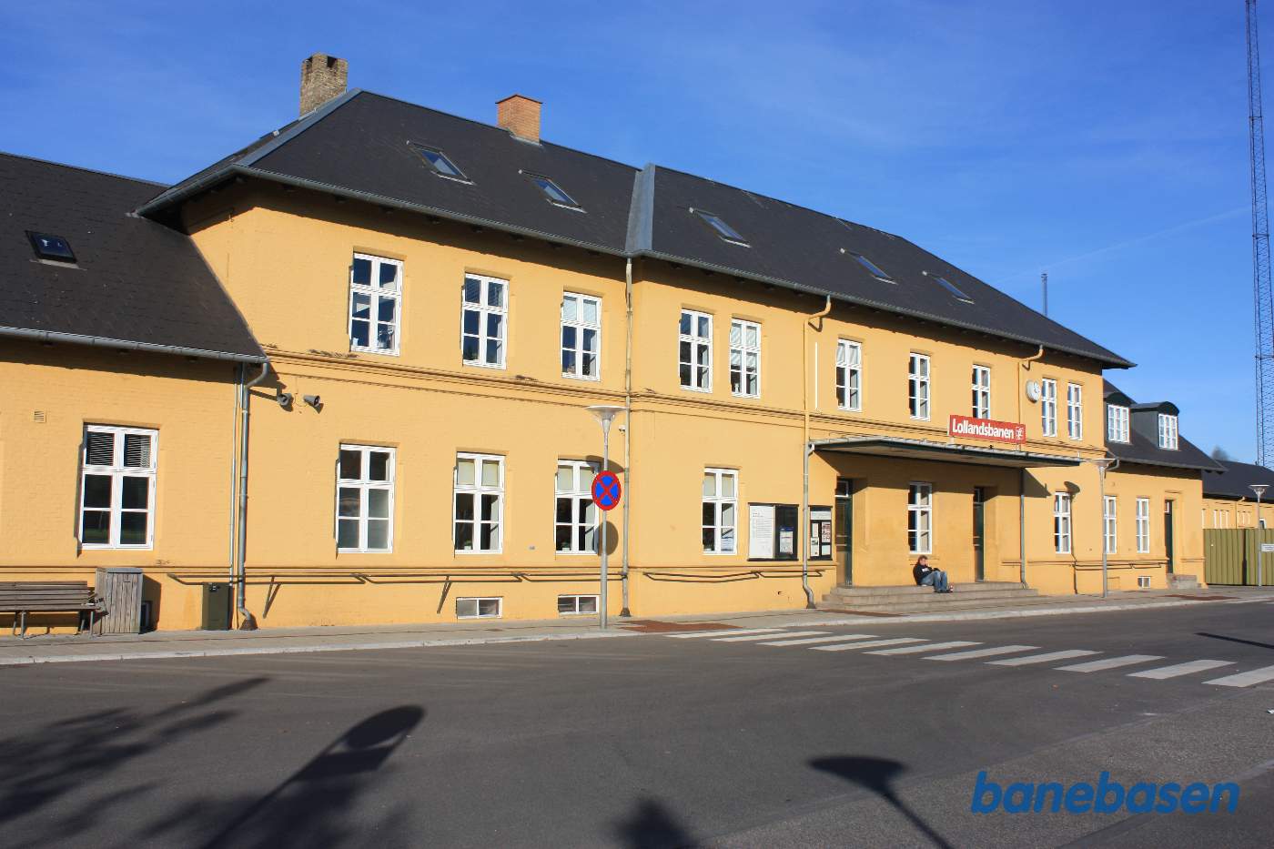 Stationsbygningen set fra vejen Stationsbygningen set fra vejen