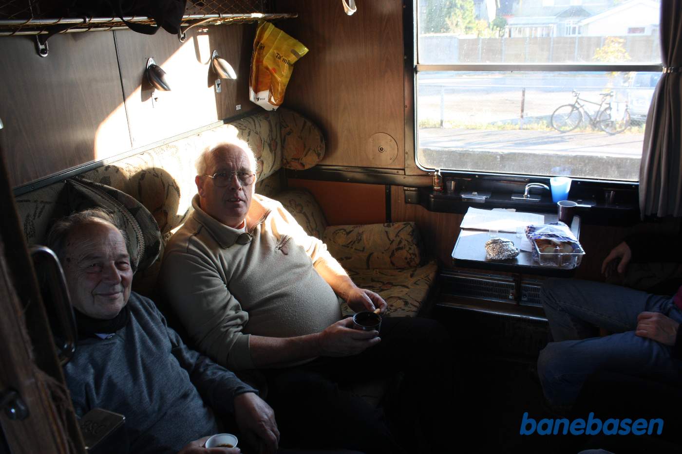 Et vue ind i en førsteklasses kupé, den ledige plads er reserveret til fotografen