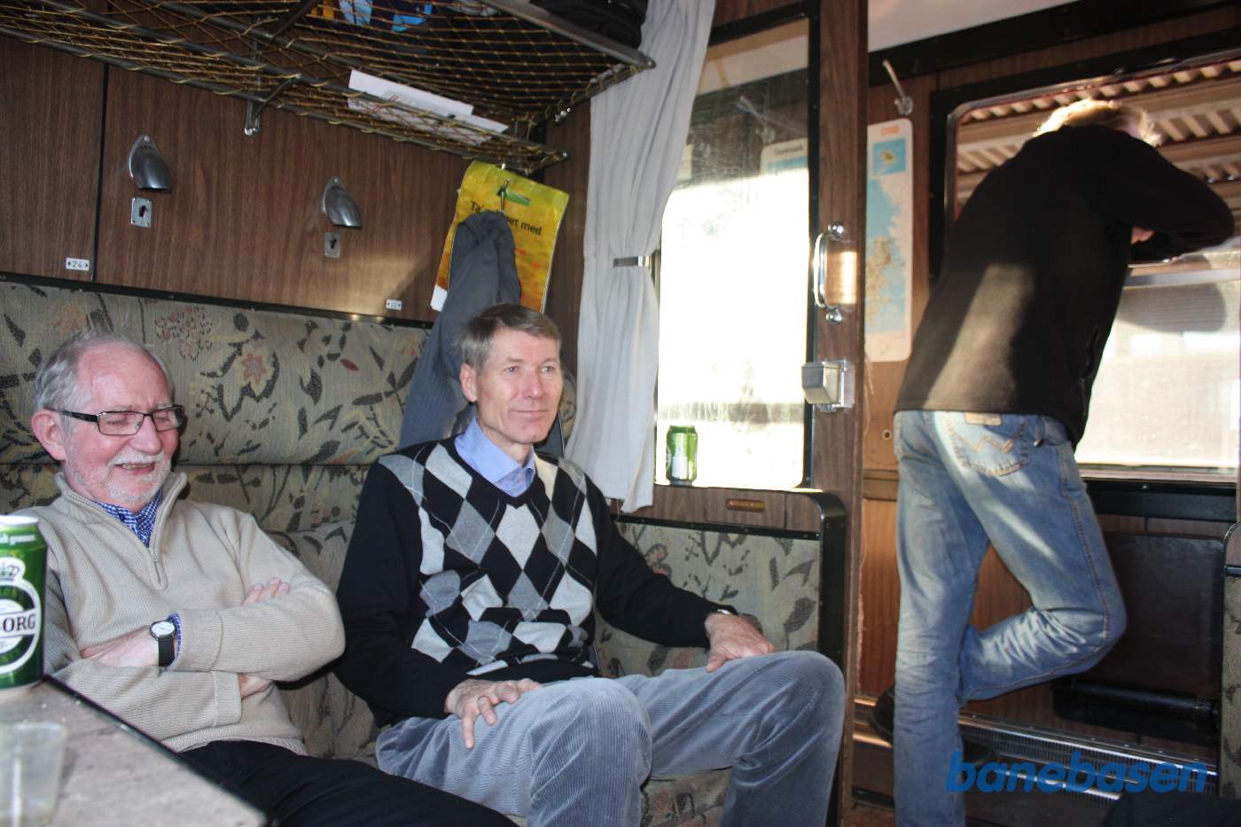 Et vue ind i en førsteklasses kupé. Toget er kommet til Nykøbing F Et vue ind i en førsteklasses kupé. Toget er kommet til Nykøbing F