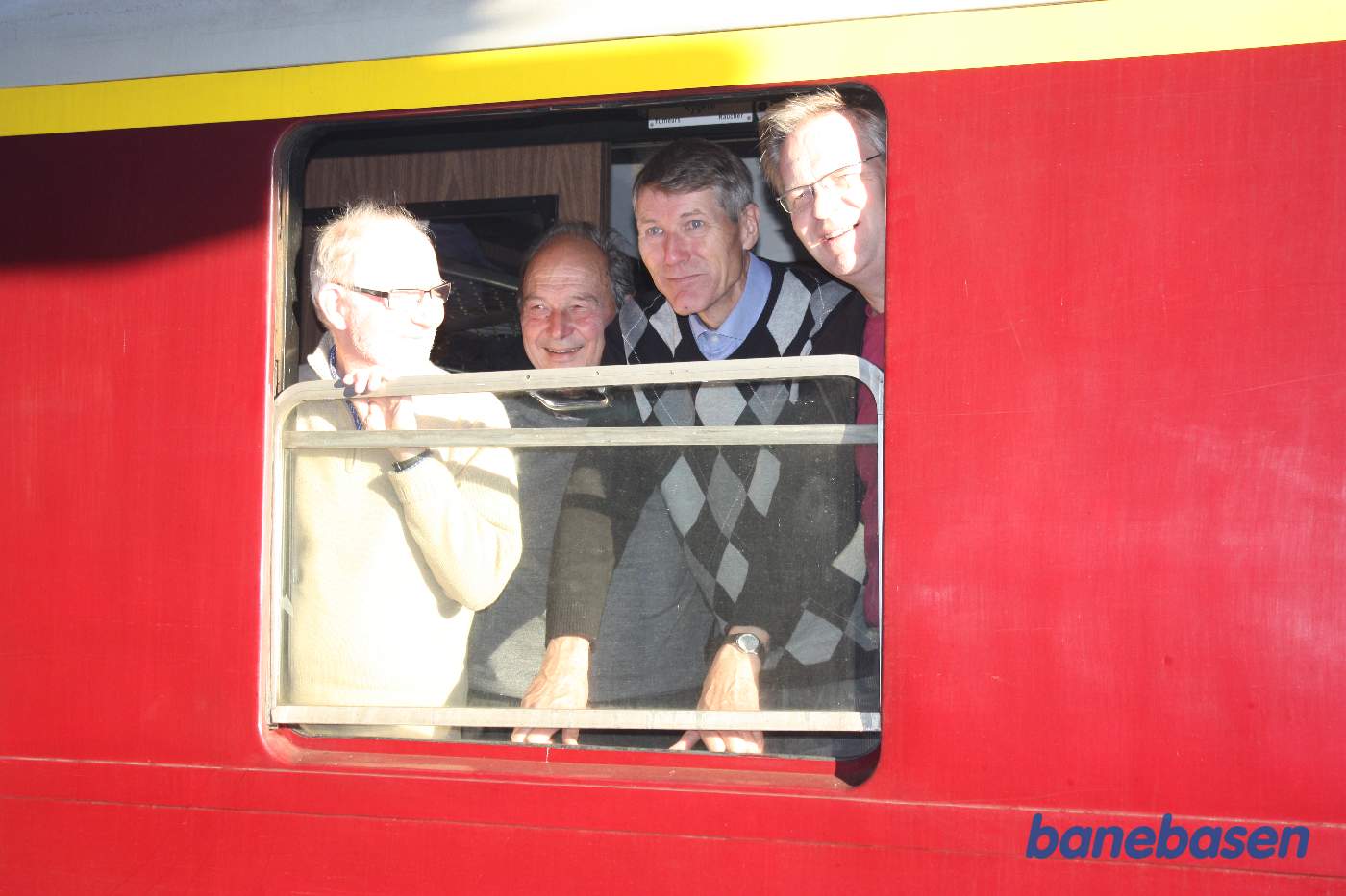 Nogle af gæsterne fra 1.klasses kupéen kigger ud af vinduet Nogle af gæsterne fra 1.klasses kupéen kigger ud af vinduet