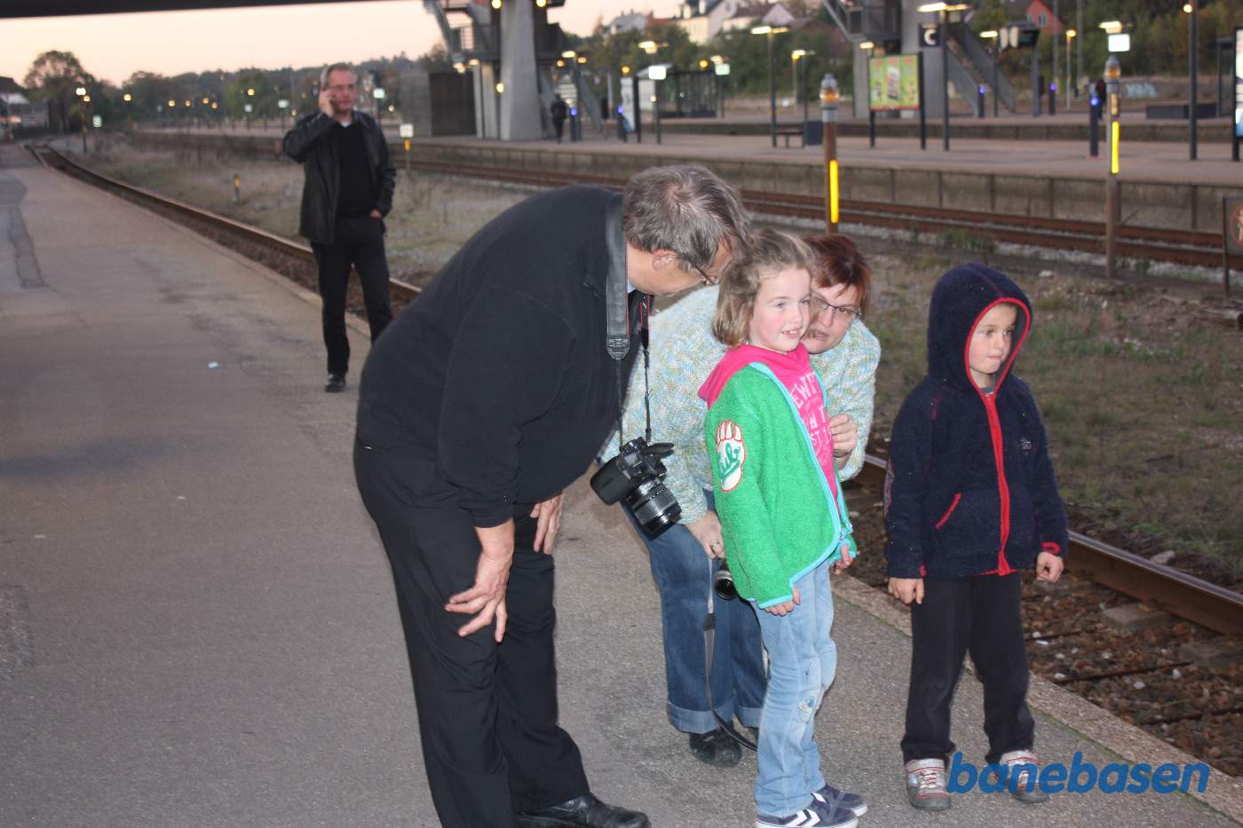 Morfar og mor med de 2 børn
