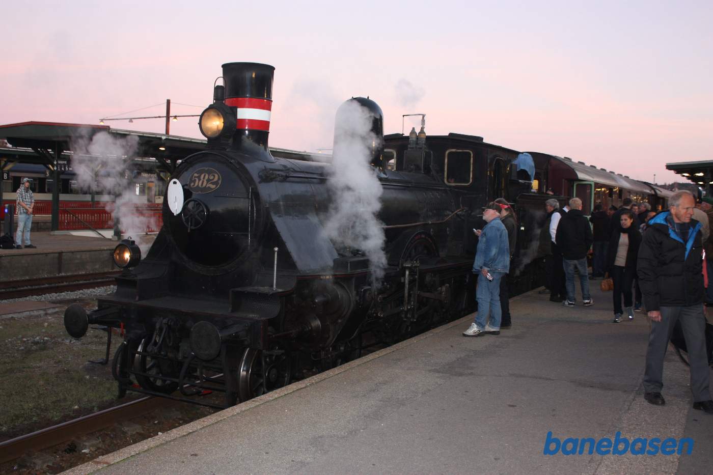 Mange gæster på perronen Mange gæster på perronen