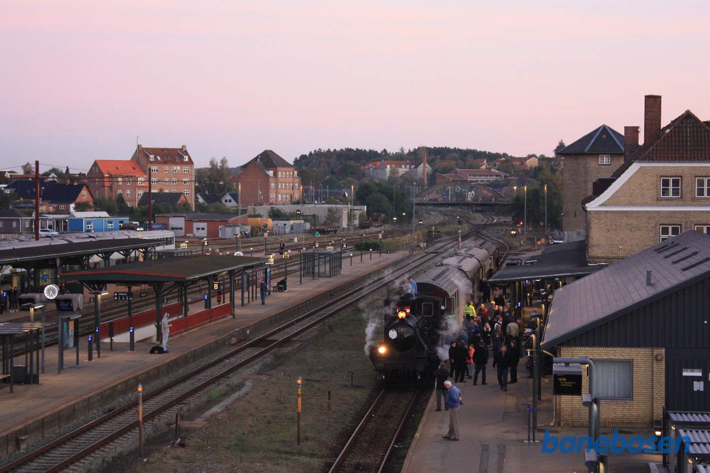 Et vue oppe fra gangbroen ud over hele stationsområdet med damptoget i spor 1