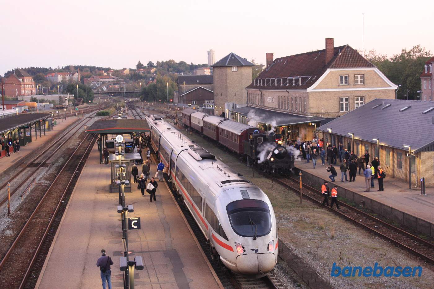 Et vue oppe fra gangbroen ud over hele stationsområdet med damptoget i spor 1. Et tysk ICE-TD dieseltog på vej til Hamburg i spor 2 Et vue oppe fra gangbroen ud over hele stationsområdet med damptoget i spor 1. Et tysk ICE-TD dieseltog på vej til Hamburg i spor 2