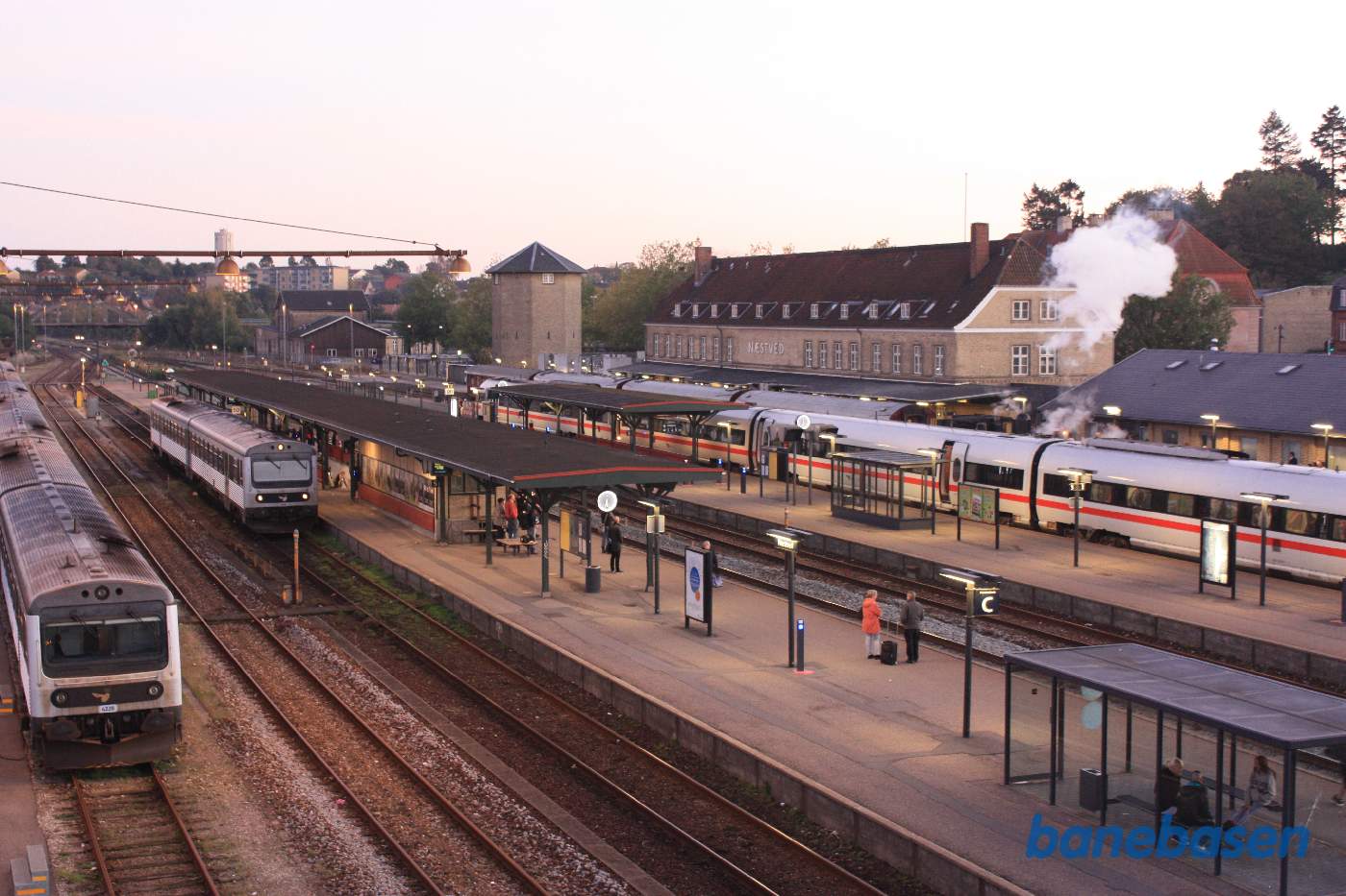 Et vue oppe fra gangbroen ud over hele stationsområdet. Et tysk ICE-TD dieseltog på vej til Hamburg i spor 2 og et MR togsæt til Køge i spor 5