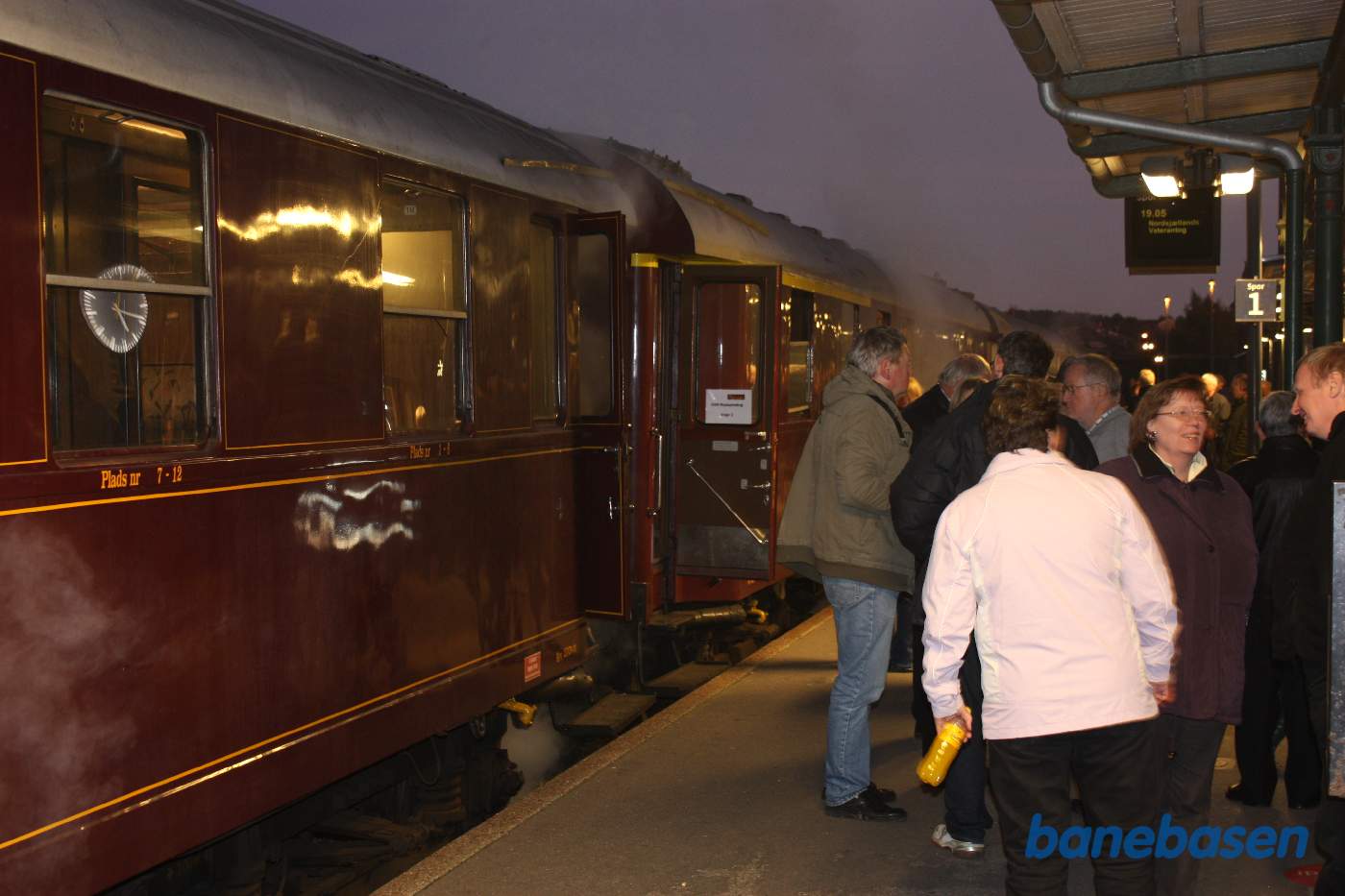 Så er det ved at blive mørkt. Vi skal køre 19.05 Så er det ved at blive mørkt. Vi skal køre 19.05