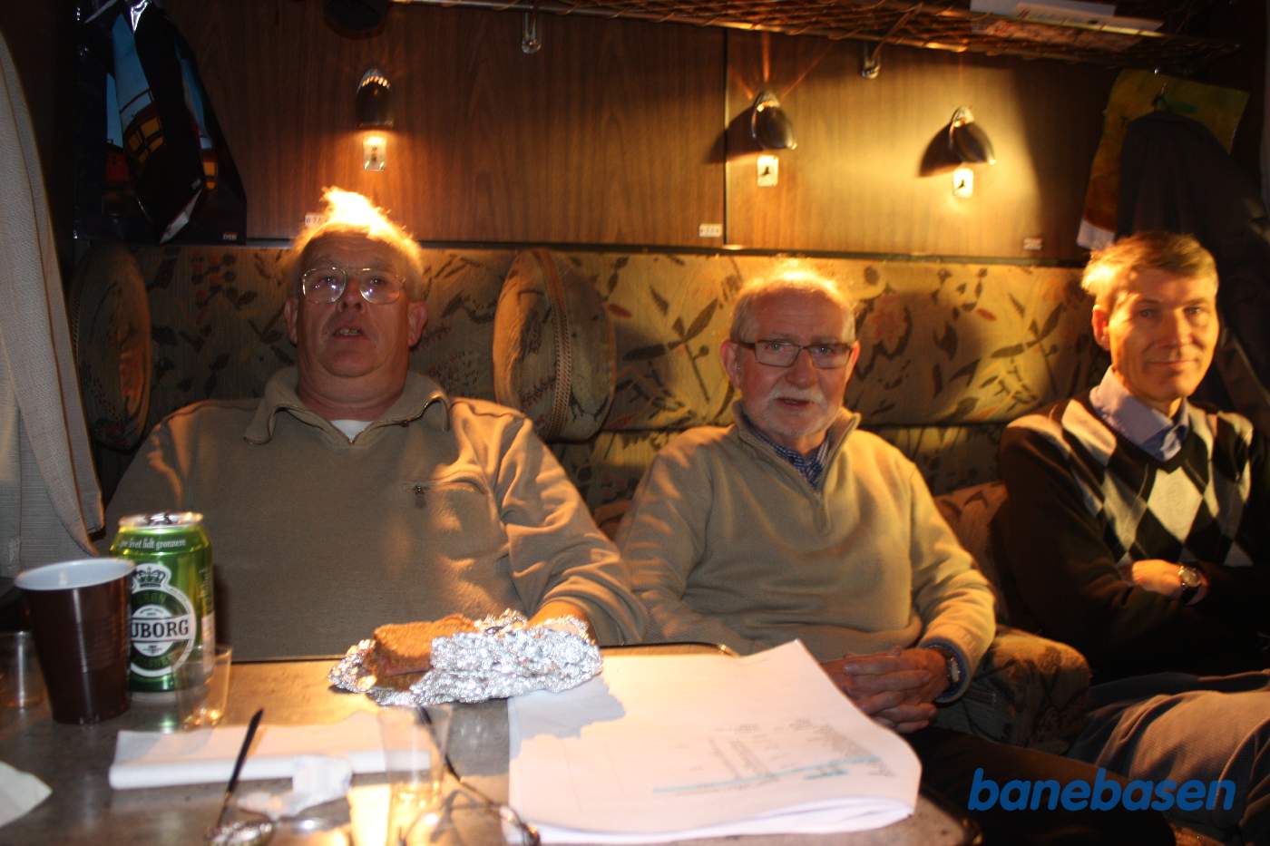 Aftensstemning i en 1.klasse kupé i toget mod København