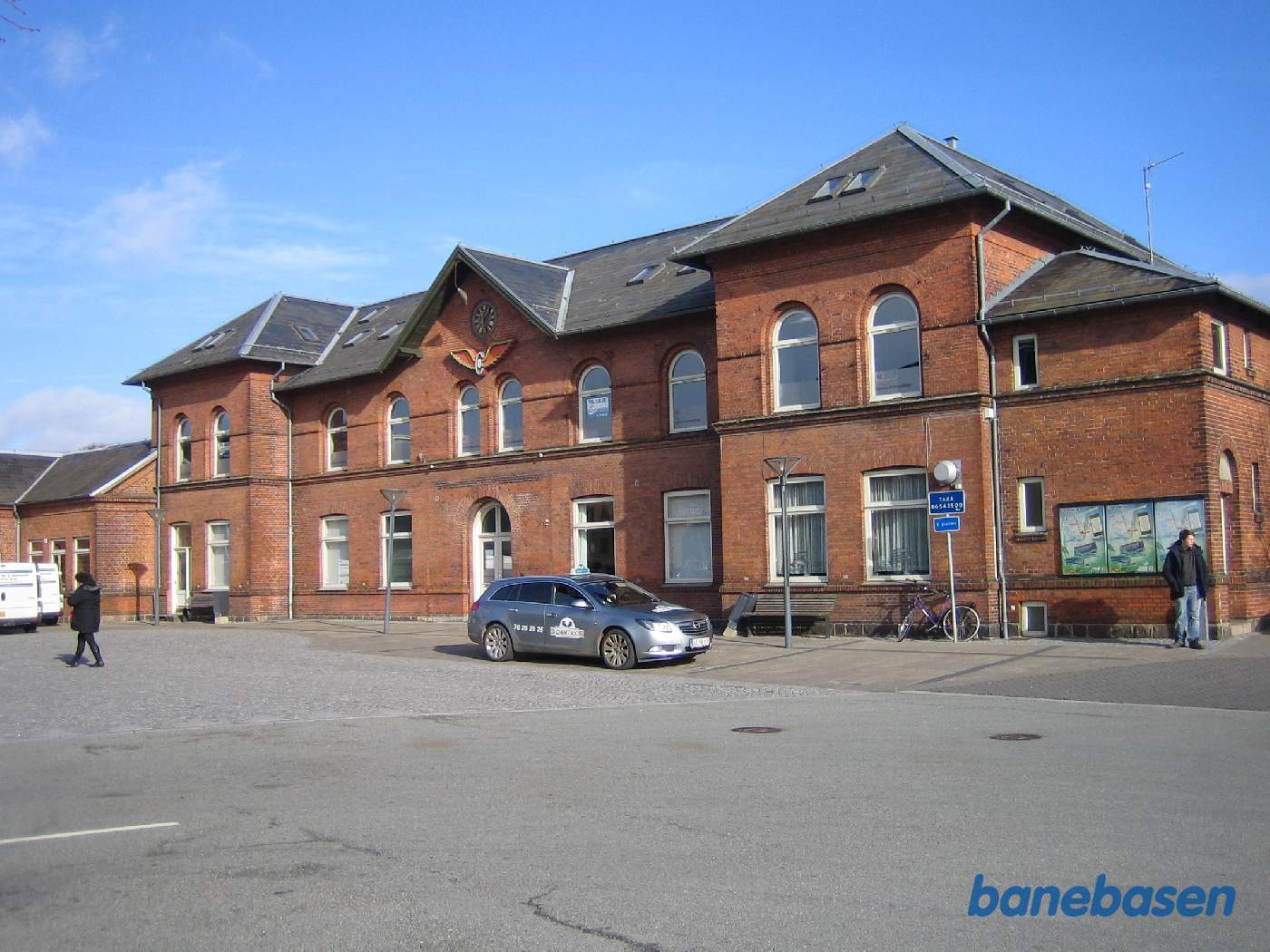 Stationsbygningen set fra vejen