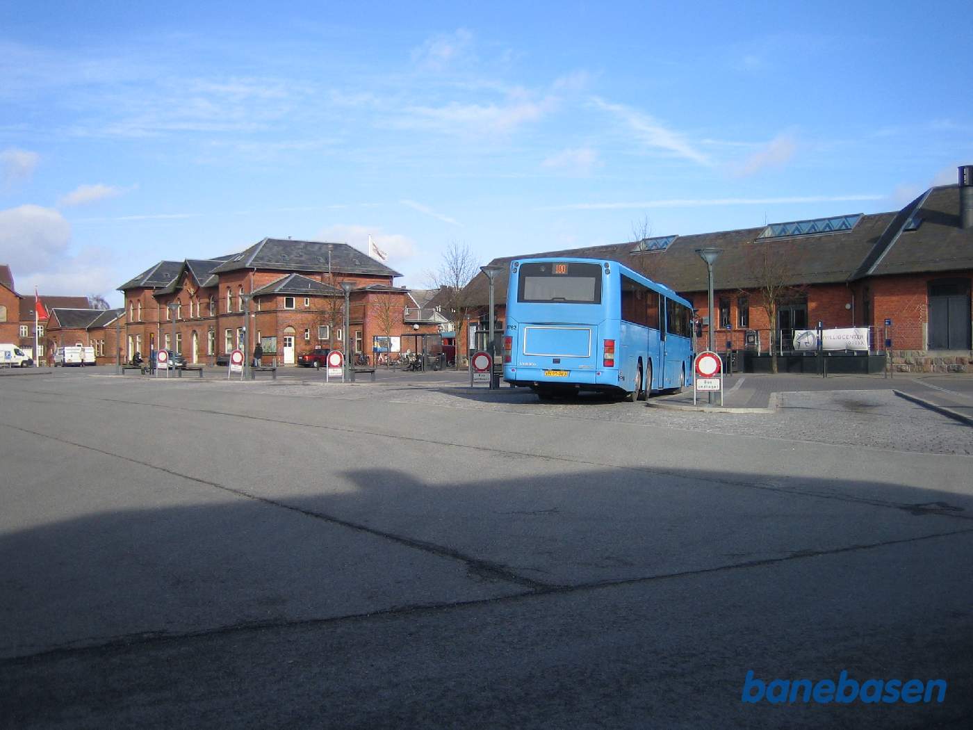 Stationsbygningen set fra busterminalen Stationsbygningen set fra busterminalen