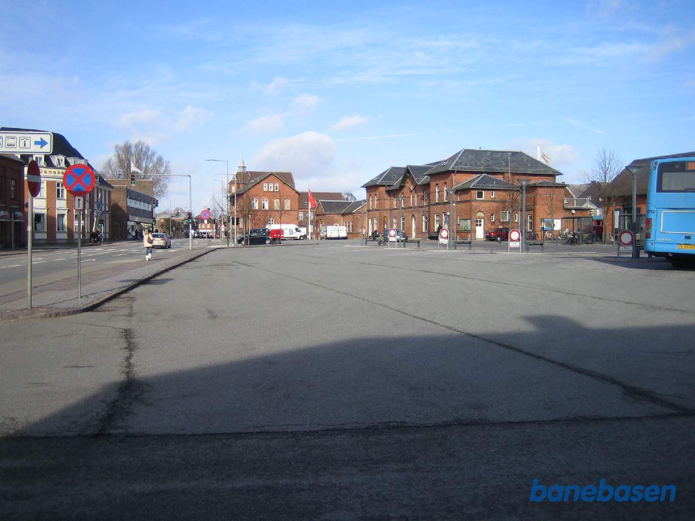 Stationsbygningen set fra busterminalen