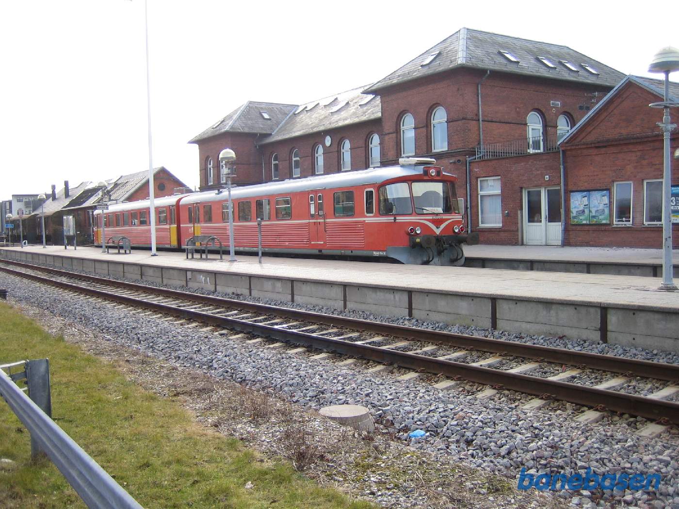 Y-tog holder ved perronen på stationen Y-tog holder ved perronen på stationen