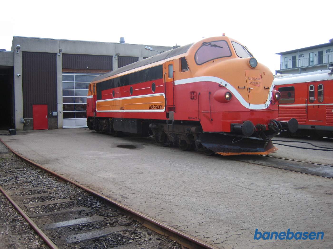 Midtjyskes Mx 26 foran remisen i anledning af bogudgivelsen om GM-lokomotiver Midtjyskes Mx 26 foran remisen i anledning af bogudgivelsen om GM-lokomotiver