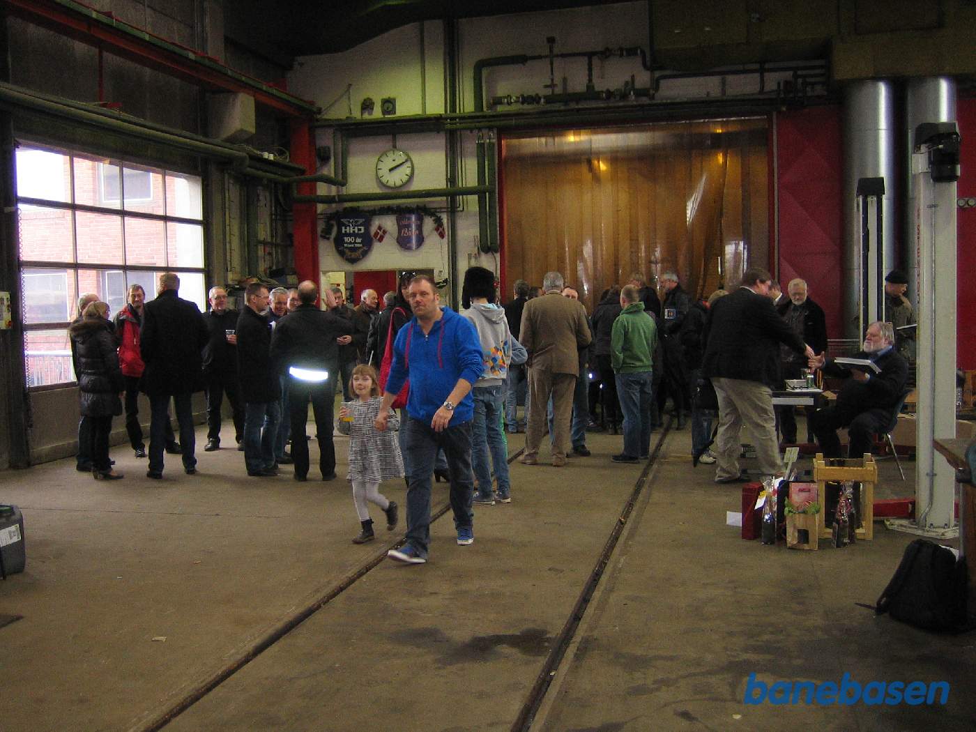 Inde i remisen er der reception samt salg af bøger, ses til højre i billedet Inde i remisen er der reception samt salg af bøger, ses til højre i billedet