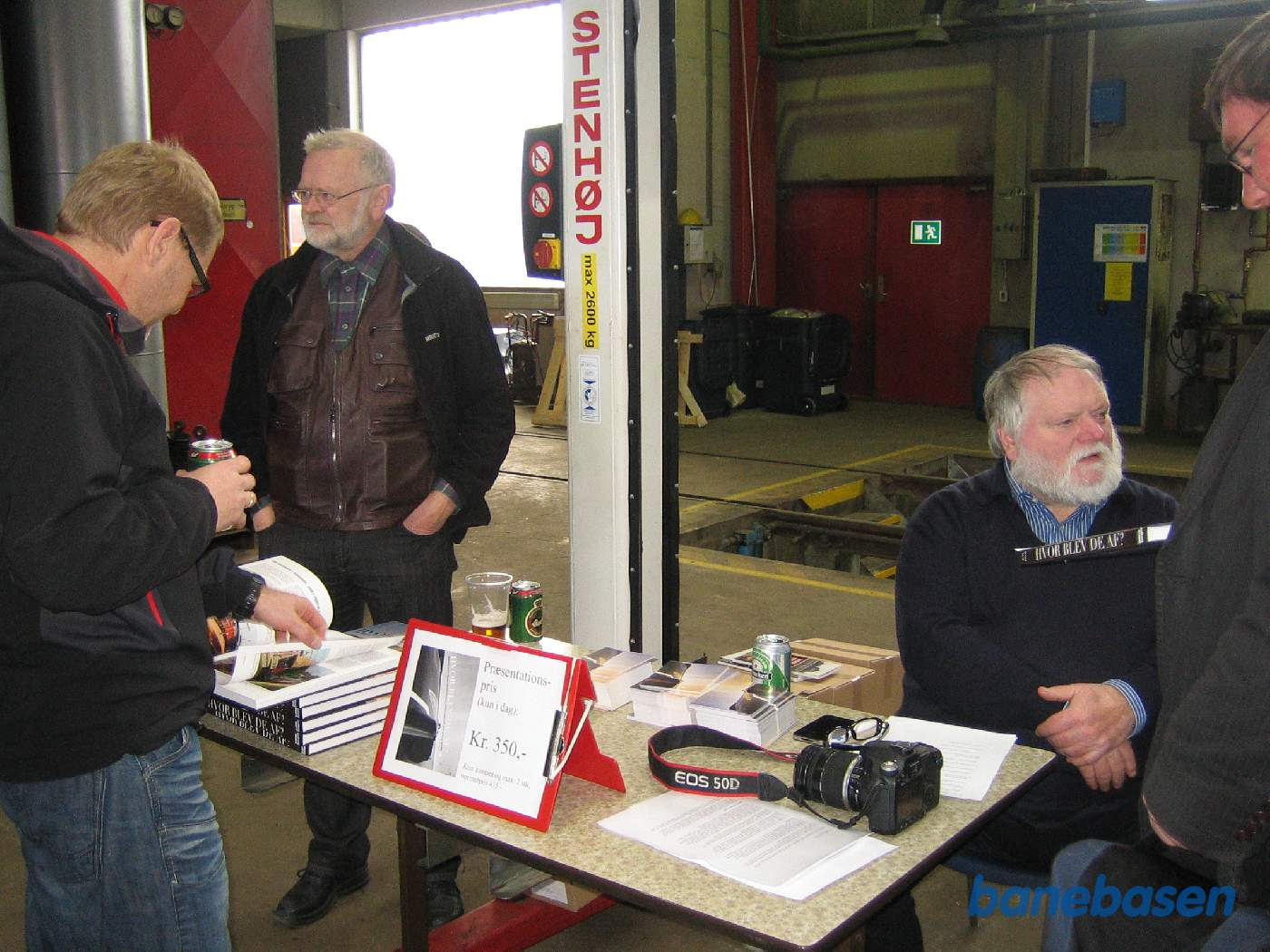 Her sælges den fine nye bog