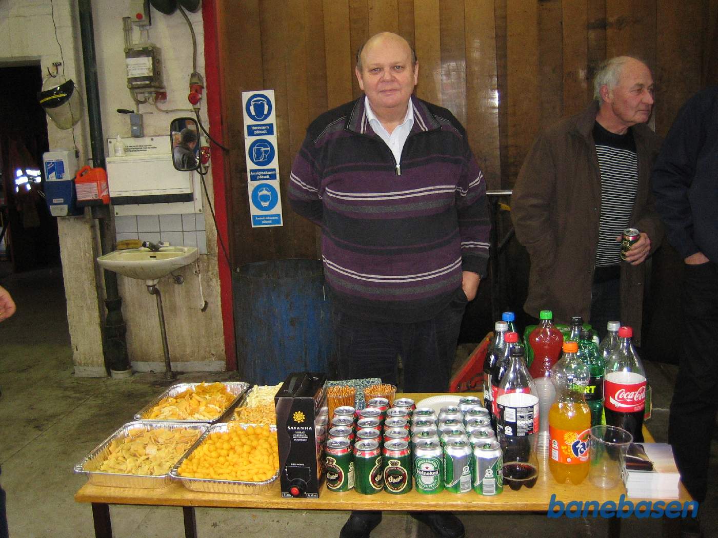 Et fint udbud af chips, vin, øl og sodavand til gæsterne