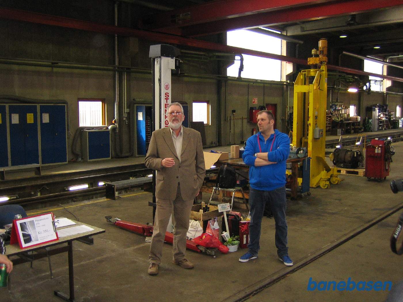 Formanden for Banebøger holder tale for forfatteren